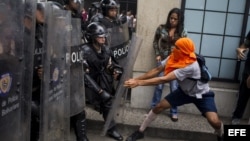 Manifestantes opositores se enfrentan a miembros de la Policía Nacional Bolivariana