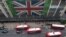  Peatones caminan por Oxford Street donde se ha colocado una bandera británica en la fachada de unos grnades almacenes en Londres (Reino Unido) durante la jornada de referéndum por el "Brexit" hoy, 23 de junio de 2016.