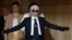 El diseñador alemán Karl Lagerfeld aparece tras la presentación de su colección primavera/verano 2016 para Chanel durante la Semana de la Moda de Alta Costura celebrada en París el 26 de enero de 2016. 