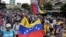 Manifestantes contra Nicolás Maduro protestan en Caracas el 23 de enero de 2019.