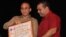 Eddy Coll dando diploma de Hijo Ilustre de Cienfuegos al espía cubano, Antonio Guerrero.