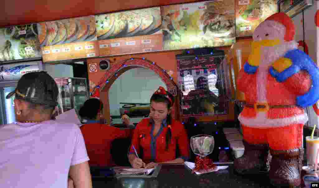 Un restaurante adornado con un Papá Noel hoy, miércoles 23 de diciembre, en La Habana. EFE