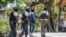 La policía está al acecho de otros presuntos asesinos del presidente haitiano Jovenel Moise frente a la Embajada de Taiwán en Puerto Príncipe, Haití.