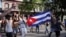 Manifestantes sostienen una bandera cubana durante las protestas del 11 de julio, en La Habana, Cuba. (REUTERS/Alexandre Meneghini).