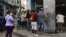 Cubanos hacen cola en una bodega, en La Habana, para adquirir alimentos. (Yamil LAGE / AFP)