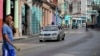 Un auto de policía patrulla las calles de La Habana. (Yamil Lage/AFP/Archivo)