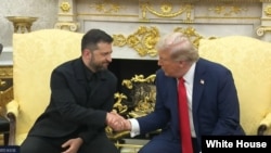 El presidente de EEUU Donald Trump saluda a su homólogo de Ucrania Volodymyr Zelenskyy en la Casa Blanca. 