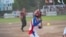 Una jugadora del equipo de softbol de Cuba al bate durante el Torneo Abierto de Canadá celebrado en 2015 en Surrey, Columbia Británica.
