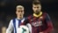 El defensa del FC Barcelona Gerard Piqué (d) y el centrocampista francés de la Real Sociedad Antoine Griezmann durante el partido de la sexta jornada de Liga de Primera División disputado esta tarde en el Camp Nou.