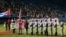 Foto de archivo. Los equipos de Cuba y Estados Unidos escuchan los himnos de ambos países el 5 de julio de 2012, en el estadio Latinoamericano en La Habana (Cuba).