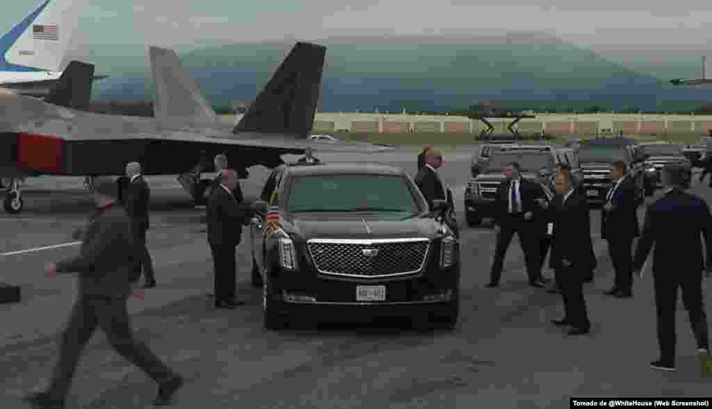 Tras el saludo, ambos mandatarios viajaron en el vehículo presidencial de Trump.