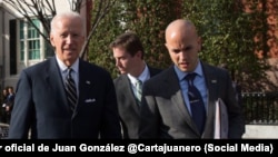 El presidente Joe Biden (izq.) junto a su asesor de Seguridad Nacional para el Hemisferio Occidental, Juan González. Tomado de @Cartajuanero