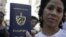 Una cubana muestra su pasaporte cubano obtenido en una oficina de inmigración en La Habana, Cuba 