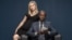 Los protagonistas de "House of Lies" Don Cheadle y Kristen Bel. (Showtime)