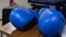 Un par de guantes de boxeo permanecen en una mesa mientras los boxeadores se preparan para una sesión de entrenamiento en la Ciudad Deportiva en La Habana, el 6 de noviembre de 2018.