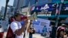 Manifestantes en la Cumbre de las Américas celebrada la semana pasada en Los Angeles, California. (AP Photo/Marcio José Sánchez).