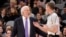Gregg Popovich (i) habla con el árbitro ante Brooklyn Nets.