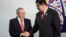 Nicolás Maduro recibe al gobernante cubanoi Raúl Castro, a su llegada a la cumbre en isla Margarita.