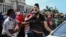 Un joven manifestante arrestado con violencia durante la protesta pacífica contra el régimen comunista, el 11 de julio de 2021 en La Habana.
