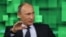 El presidente ruso Vladimir Putin habla durante su visita al nuevo estudio de televisión del canal "Russia Today" en Moscú, Rusia.