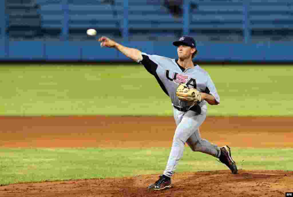 El pitcher de EEUU Jonathan Crawdford, realiza un lanzamiento contra el equipo de Cuba.