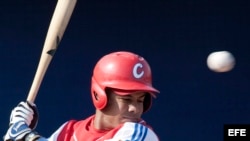 El cubano Michel Enríquez batea una bola durante el juego contra Holanda en el Campeonato del Mundo de béisbol en 2009.