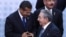 Ollanta Humala conversa con Raúl Castro durante la VII Cumbre de jefes de Estado y de Gobierno de las Américas.