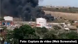 Un avión privado de pasajeros se estrelló el miércoles durante el despegue en el principal aeropuerto de Venezuela