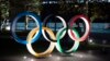 Los anillos olímpicos frente al nuevo Estadio Nacional de Tokio. 