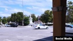 Patrullas de la policía en el Cementerio de Colón, donde se celebró la misa en recordación del niño Damir Ortiz. (Facebook/Diasniurka Salcedo)