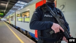 Un policía belga custodia una estación del metro en Bruselas. EFE