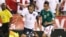 El jugador de México Jesús Zavala (d) disputa un balón con Clint Dempsey (c) de Estados Unidos.