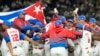 Los jugadores cubanos celebran después de derrotar a Australia en su partido de cuartos de final del Clásico Mundial de Béisbol en el Domo de Tokio, el miércoles 15 de marzo de 2023. (Foto AP/Eugene Hoshiko).