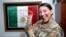 La sargento-técnico Alejandra Avila, ante una bandera mexicana durante el Mes de la Herencia Hispana, en San Antonio, Texas. (US Air Force/Sarayuth Pinthong).