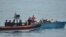 Un bote la Guardia Costera intercepta a un grupo de balseros cubanos. (Imagen de Archivo/EFE)