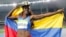 Caterine Ibarguen de Colombia con su medalla de oro