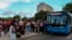 Habaneros hacen cola para la guagua. (AP/Ismael Francisco/Archivo)