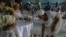 Santeras cubans realizan una celebración espiritual por la salud del papa Francisco en un salón de la Asociación Cultural Yoruba de Cuba, en La Habana.