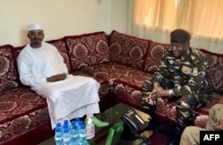 Esta imagen obtenida de la página de Facebook del presidente de Chad, el general Mahamat Idriss Deby Itno, lo muestra reuniéndose con el líder del Consejo Nacional para la Protección de la Patria (CNSP), el general Abdourahamane Tiani, en Niamey el 30 de julio de 2023.