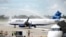 Vista del vuelo 387 de JetBlue bajo un arco de chorros de agua en la pista del Aeropuerto Internacional de Fort Lauderdale, Florida, Estados Unidos hoy, 31 de agosto de 2016. 